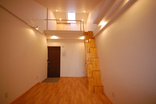 ロフト付きアパートの階段の写真１